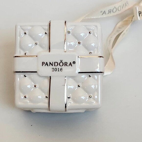 BEAUTIFUL 2016 Pandora Christmas Present Gift Tree Ornament - Picture 5 of 7